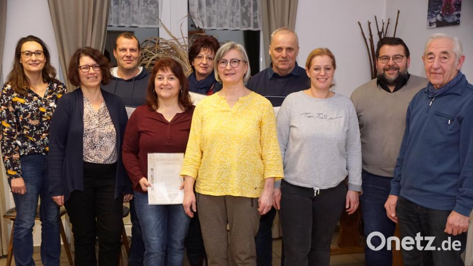 Ein starkes Team prägt den Obst- und Gartenbauverein. Zusammen mit Bürgermeister Thomas Kaufmann wurden langjährige Mitglieder geehrt: (von links) Birgit Schindler, Claudia Doyscher, Harald Haberkorn, Anita Bayer, Rosemarie Wolf, Maria Frauenholz, Willi Stahl, Claudia Melzner, Bürgermeister Thomas Kaufmann und Ehrenvorsitzenden Willi König. Bild: bkr