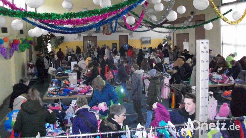 Dichtes Gedränge beim Basar in der Manteler Mehrzweckhalle. Bild: sf