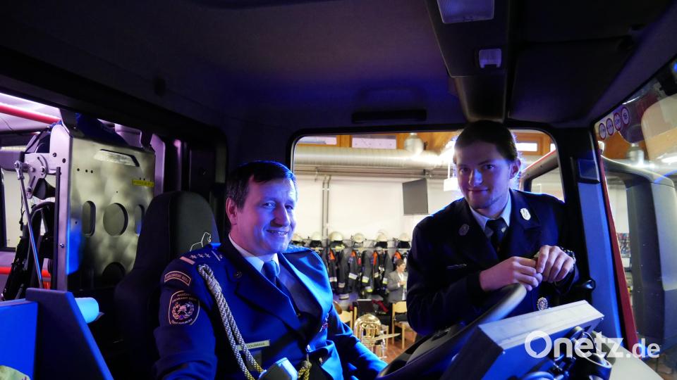 Auch Direktor Oberst Jan Doubrava (links, mit Dolmetscher Georg Mayer.) von der Berufsfeuerwehr in Eger informierte sich über die neue Anschaffung der Feuerwehr Waldsassen. Bild: flm