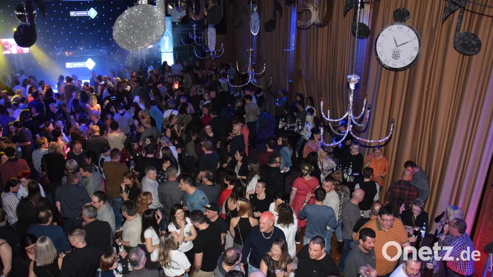 Zeitweise ging es ziemlich eng zu bei der Bayern1-Disco im großen Saal der Stadthalle. Bild: fla
