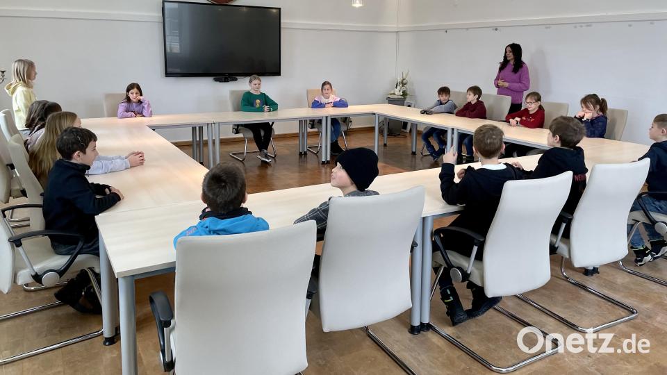 Mädchen und Jungen der Jobst-vom-Brandt-Schule informierten sich bei Bürgermeisterin Margit Bayer. Bild: fpoz