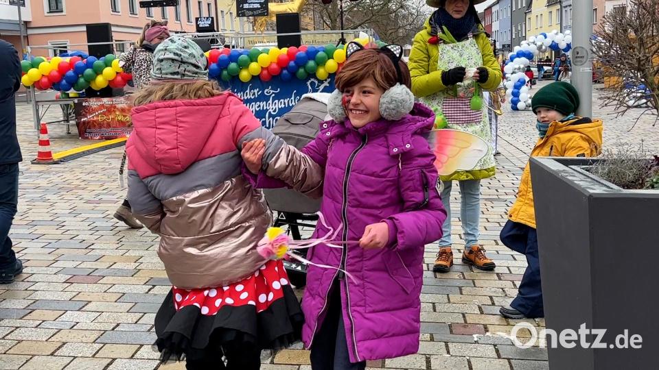 Die beiden tanzen sich schon mal warm, bevor der Zug losmarschiert. Bild: Heike Unger