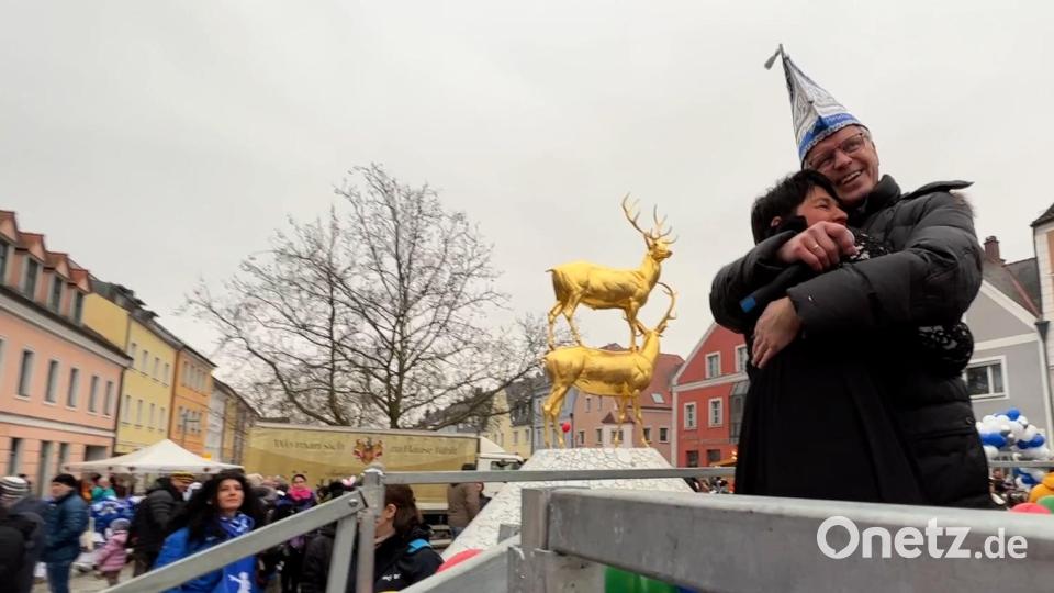 So schön ist der Fschingszug in Hirschau. Hier freuen sich Bürgermeister Hermann Falk und Narrhalla- Präsidentin Regina Merkl über die gelungene Mega-Party. Bild: Heike Unger