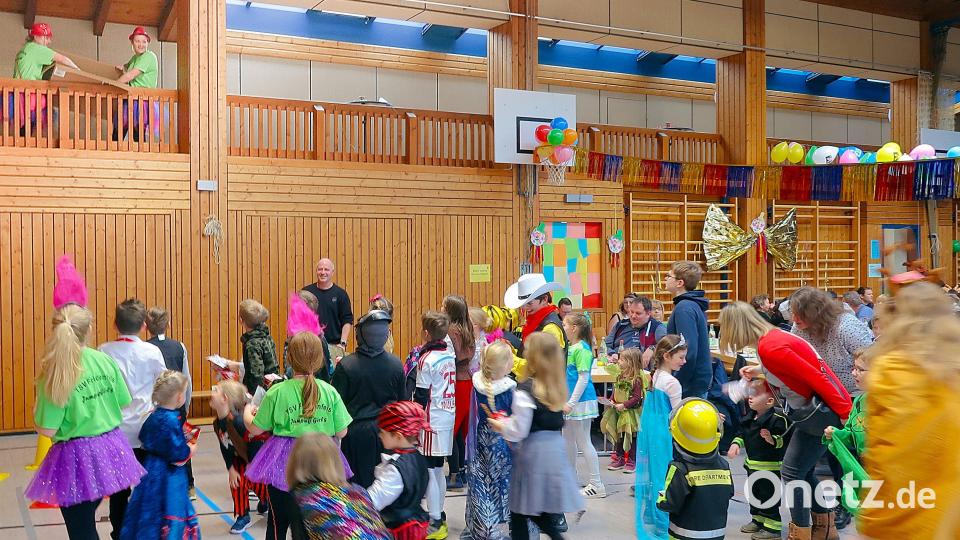 Tolle Stimmung herrschte beim Kinder- und Familienfasching des TSV Friedenfels. Tanja Totzauer und Verena Müller (oben links) ließen beim Spiel „Fliegende Preise“ Kinderherzen höher schlagen. Bild: bsc