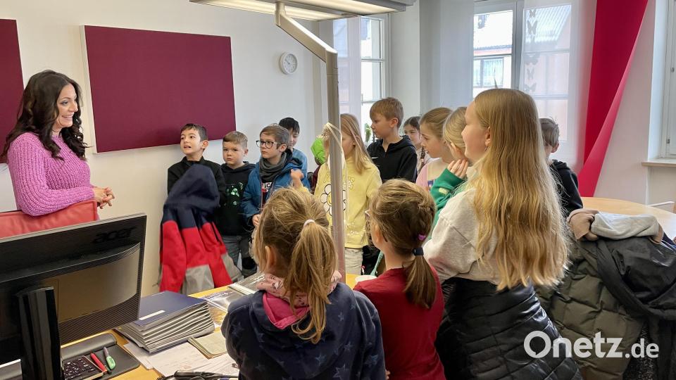 Mädchen und Jungen der Jobst-vom-Brandt-Schule informierten sich bei Bürgermeisterin Margit Bayer (links). Bild: fpoz