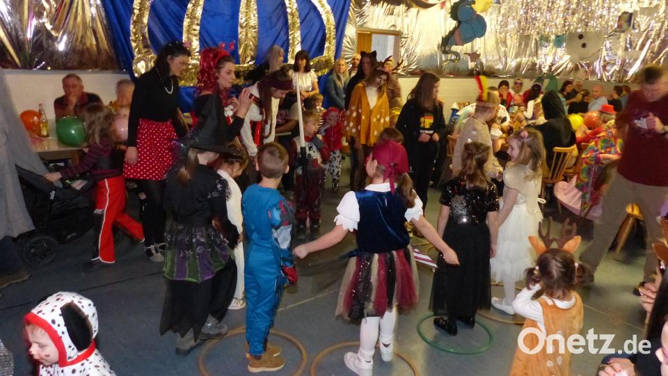 Anstelle von Stühlen musstene Gymnastikringe für die Reise nach Jerusalem herhalten Bild: hme