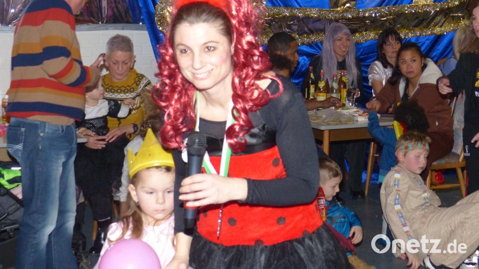 Susi Welzl brachte ihre ganze Faschingserfahrung für die Unterhaltung der Kinder ein. Bild: hme