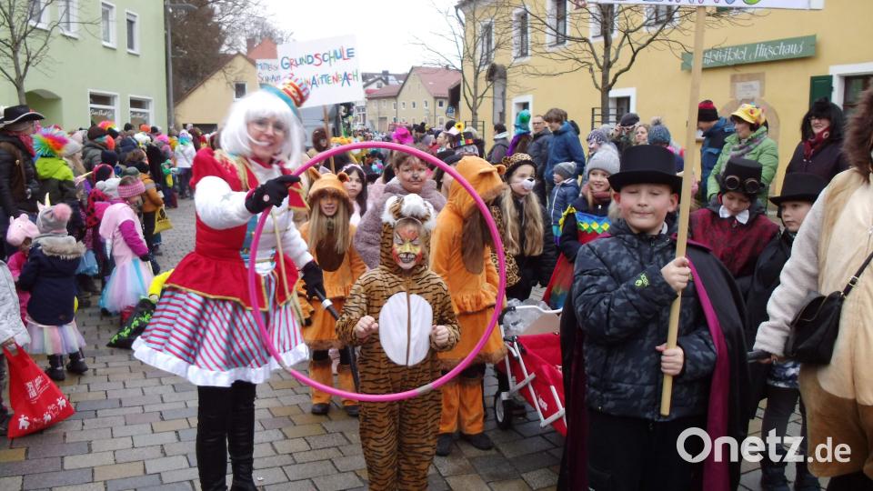 Die Schnaittenbacher Rektorin und Zirkusdirektorin Michaela Bergmann ließ es sich nicht nehmen, mit einer tierisch starken Schüler- und Lehrerabordnung dabei zu sein. Bild: u