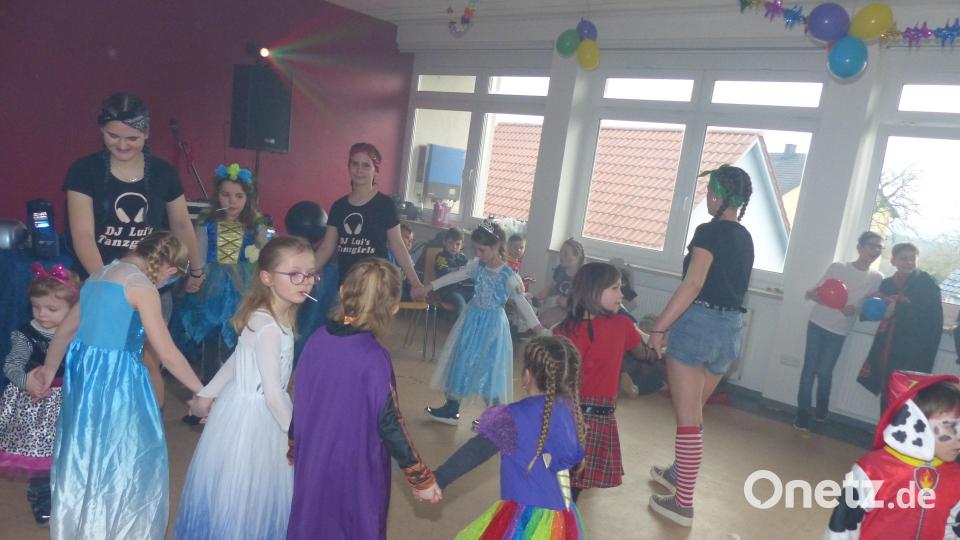 Klassische Spiele durften beim Kinderfasching in Neudorf nicht fehlen. Bild: hme
