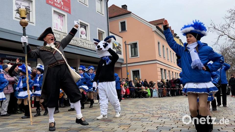 Mit viel "Oho" marschiert der Faschingszug über den Markrtplatz. Bild: Heike Unger
