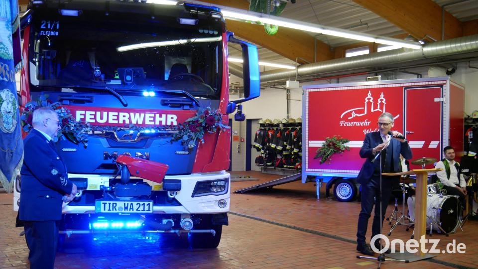 &quot;In Waldsassen brennt künftig nichts mehr an&quot;, war sich Bürgermeister Bernd Sommer (rechts) wegen des Wasserwerfers an der Fahrzeugfront sicher. Links Feuerwehr-Vorsitzender Dr. Wolfgang Fortelny. Bild: flm
