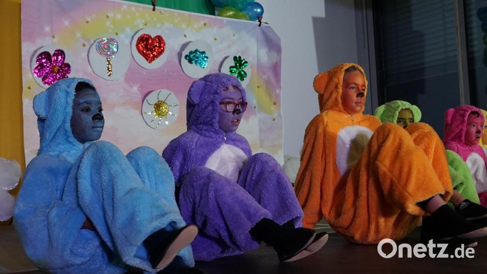 Glücksbärchen in flauschigen Teddyoveralls. Bild: abi