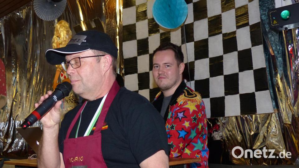 SV-Vorsitzender Norbert Merkel (links) begrüsste die Gäste, DJ Nico Markel (rechts) sorgte für Musik und Stimmung Bild: hme