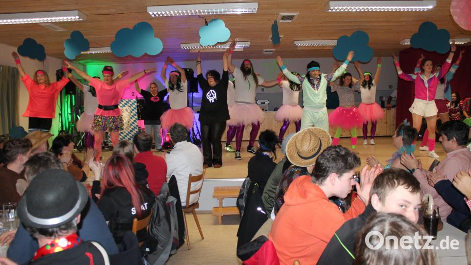In rosa Tütü und lila glänzende Leggings gezwängt legten die Aerobic-Männer mit den weiblichen Begleiterinnen einen scharfen dreizehnminütigen Tanzauftritt zu einem 80er-Jahre-Medley hin. Bild: dob