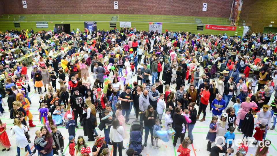 XXL-Kinderfasching der DanceKids – der Saal war voll. Bild: Kunz