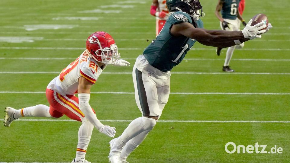 Philadelphia Eagles Wide Receiver A.J. Brown (11) fängt einen Touchdown gegen Kansas City Chiefs Cornerback Trent McDuffie (21). Bild: Seth Wenig/AP/dpa