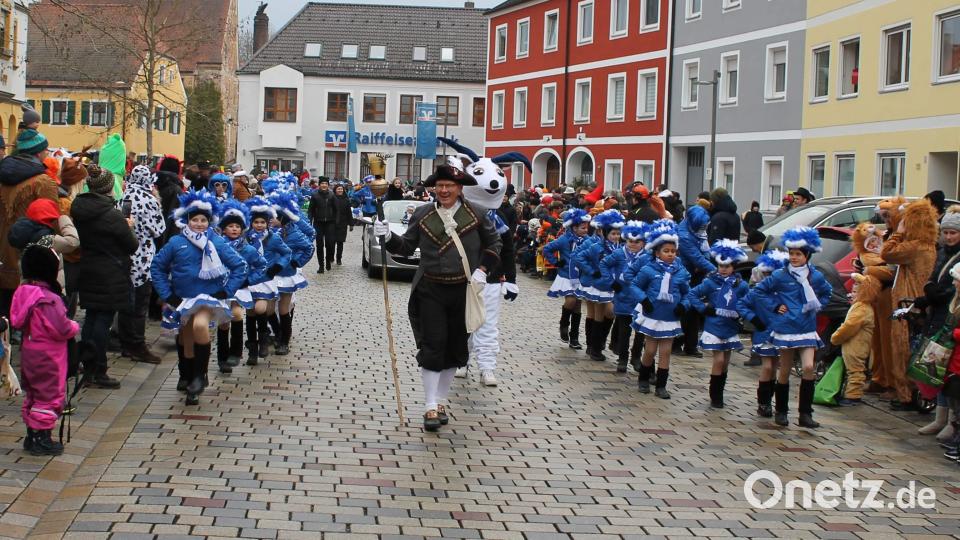 Die gastgebende Narrhalla-Kindergarde führte den Zug an – und voran marschierte erstmals Zeremonienmeister Roland Fritsch. Bild: u