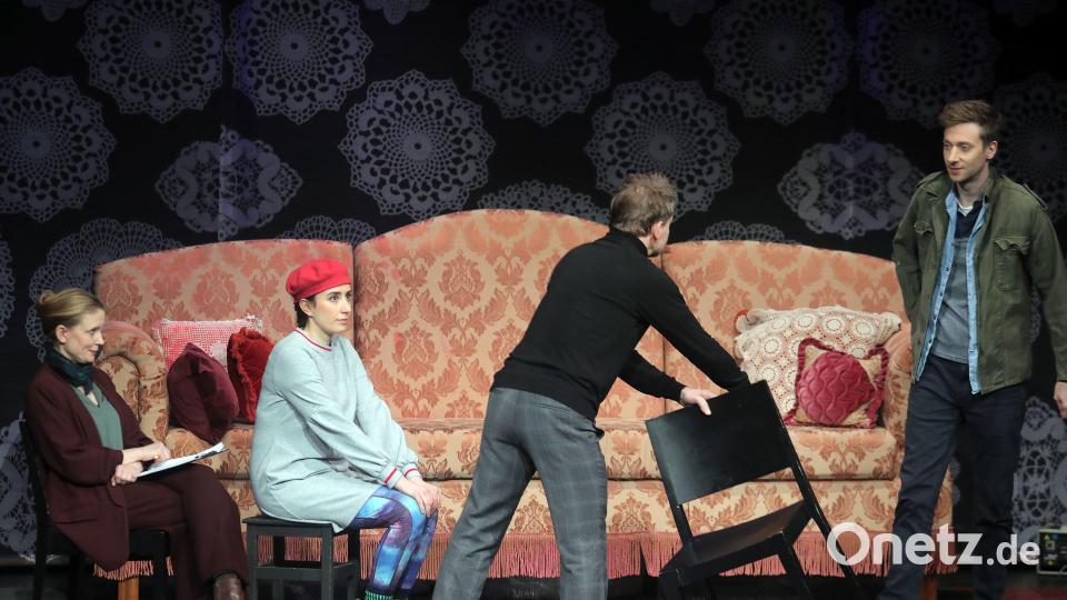Szene aus dem Stück &quot;Ach, diese Lücke, diese entsetzliche Lücke&quot; im Amberger Stadttheater. Bild: Wolfgang Steinbacher