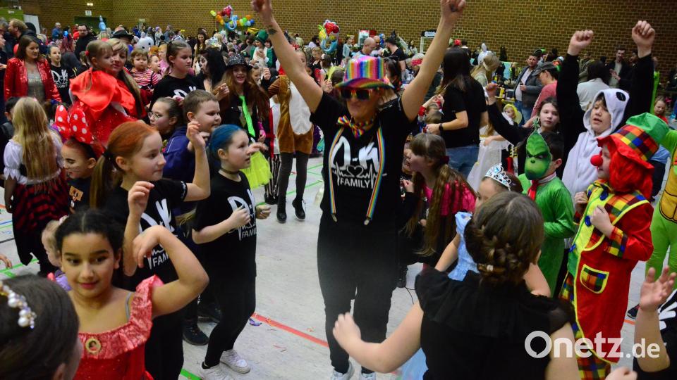 Purer Spaß am Sonntagnachmittag beim XXL-Kinderfasching in der Mehrzweckhalle. Bild: Kunz