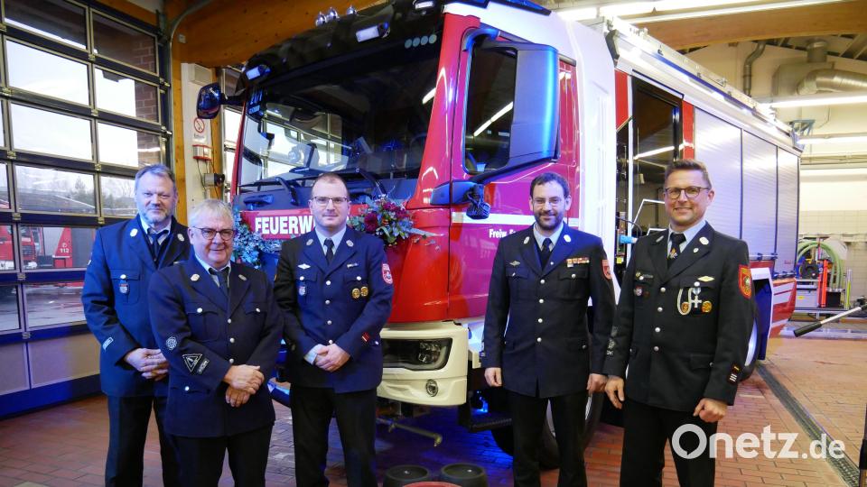 Symbolisch für die Bezeichnung TLF 3000 übergab die Nabburger Delegation ein 30-Liter-Fass Bier an die Waldsassener Brandschützer. Bild: flm