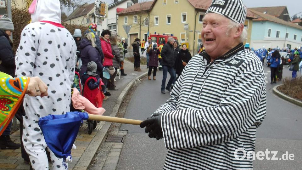 Bei „Sträfling“ Karl Merkl, Schwiegervater von Präsidentin Regina Merkl, sind die freiwilligen Spenden der Schaulustigen auf jeden Fall in besten Händen. Bild: u