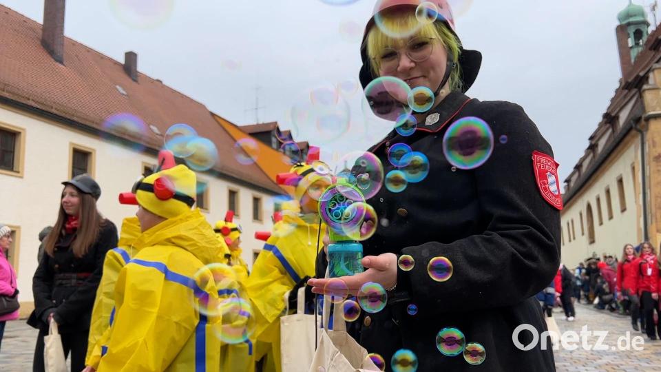Wenn die Feuerwehr zwischen Minions mit Seifenblasen löscht, dann ist Kinderfaschingszug in Hirschau. Bild: Heike Unger