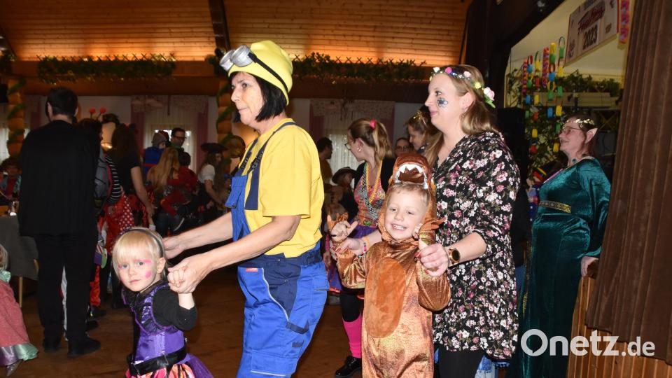 Polonaise im Postkeller- Saal. Bild: hcz