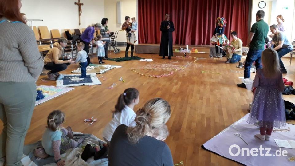 Familien waren wieder ins Herz-Jesu-Pfarrheim gekommen, um mit &quot;Flecki&quot; ein kleine Andacht zu feiern. Dieses Mal stand das Thema Fasching im Mittelpunkt. Bild: mez