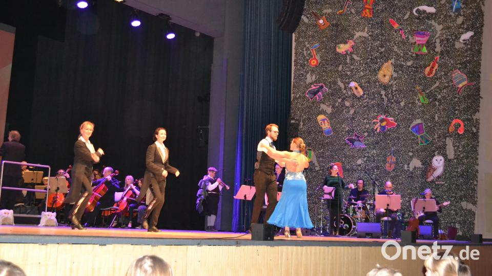 Die Band stellt zusammen mit der Kellerassel Benjamin Sommer an der Trompete die Musikrichtung Jazz vor. Dazu wird gesteppt und getanzt. Bild: kki