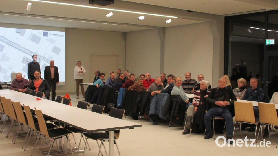 Christoph Reger vom Ingenieurbüro für Tiefbautechnik sowie Bürgermeister Günter Kopp (stehend, von links) erläuterten die geplanten Maßnahmen. Bild: Gemeinde Kulmain/exb