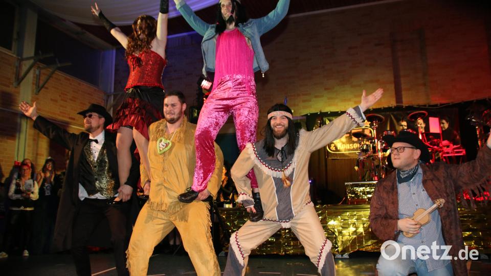 Der Schuh des Manitu lässt grüßen beim Männerballett. Bild: sne