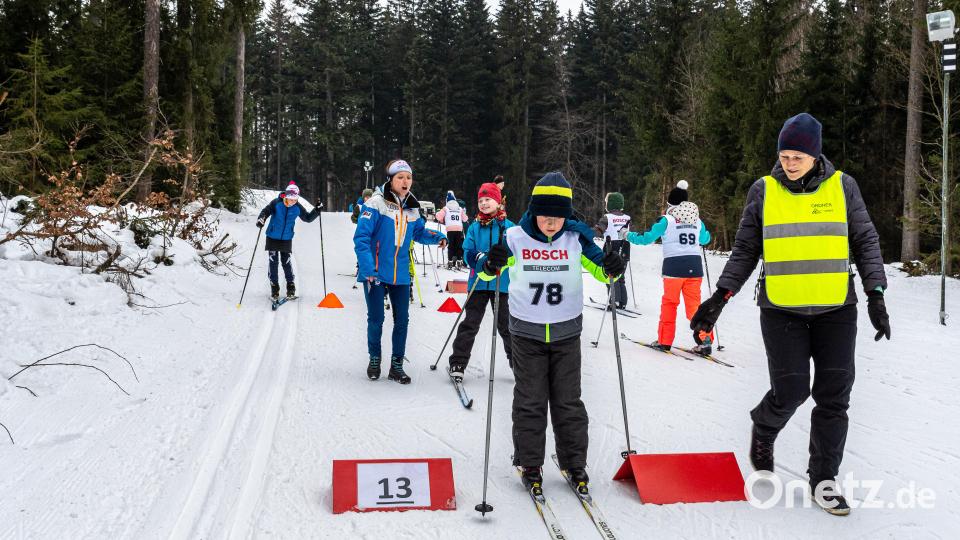 Die Helfer des Skiclubs Monte Kaolino haben verschiedene Stationen aufgebaut um am Schnuppertag ihre Sportart möglichst abwechslungreich zu präsentieren. Bild: chl