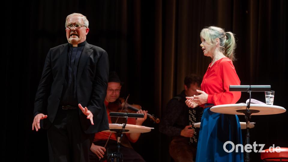 Ann-Kathrin Kramer und Harald Krassnitzer als Vianne Rocher und Francis Reynard in &quot;Chocolat&quot; Archivbild: Gia Carlucci Staufer Festspiele/exb