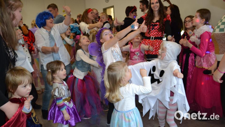Lustig und fidel ging es beim Kinderfasching im Pfarrheim zu. Die Kinder haben beim Sing-, Tanz- und Bewegungslied „Tschu, Tschu, wa“ jede Menge Spaß. Bild: gi