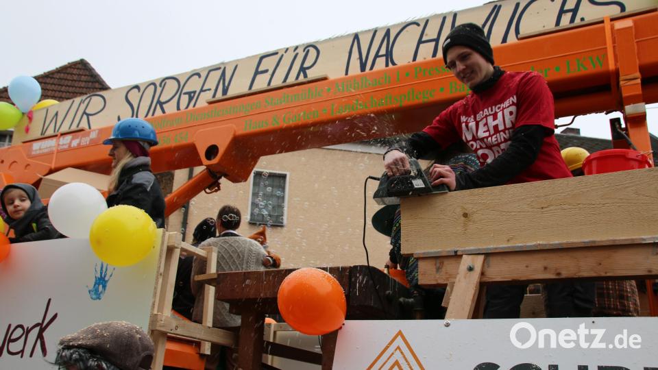 Ein Hoch auf das Handwerk - ein fleißiger Arbeiter pausiert nicht mal für den Faschingszug. Bild: sne
