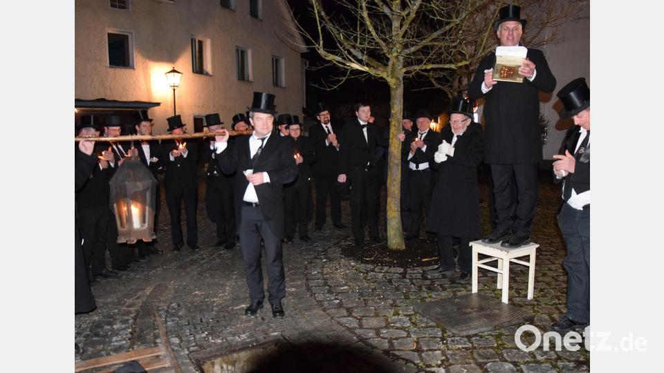 Der allerletzte Akt des Faschings in Schmidmühlen ist beim Fischzug das Geldbeuteleingraben am Aschermittwoch kurz vor Mitternacht, wenn Zeremonienmeister Thomas Wagner die Zeremonie beendet hat. . Bild: bö