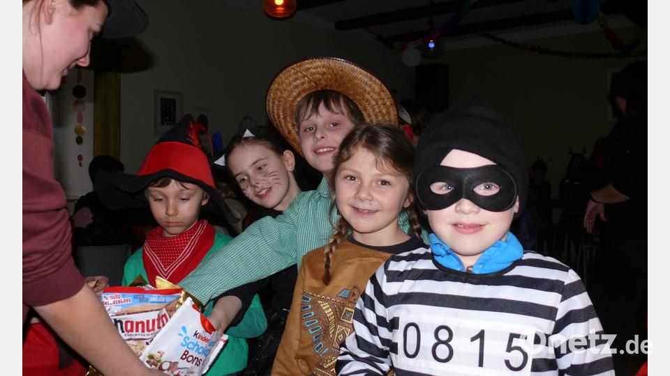 Die kleinen Maschkerer freuen sich: Beim Kinderfasching darf man sich auch aus der Süßigkeiten-Tüte bedienen. Bild: ga