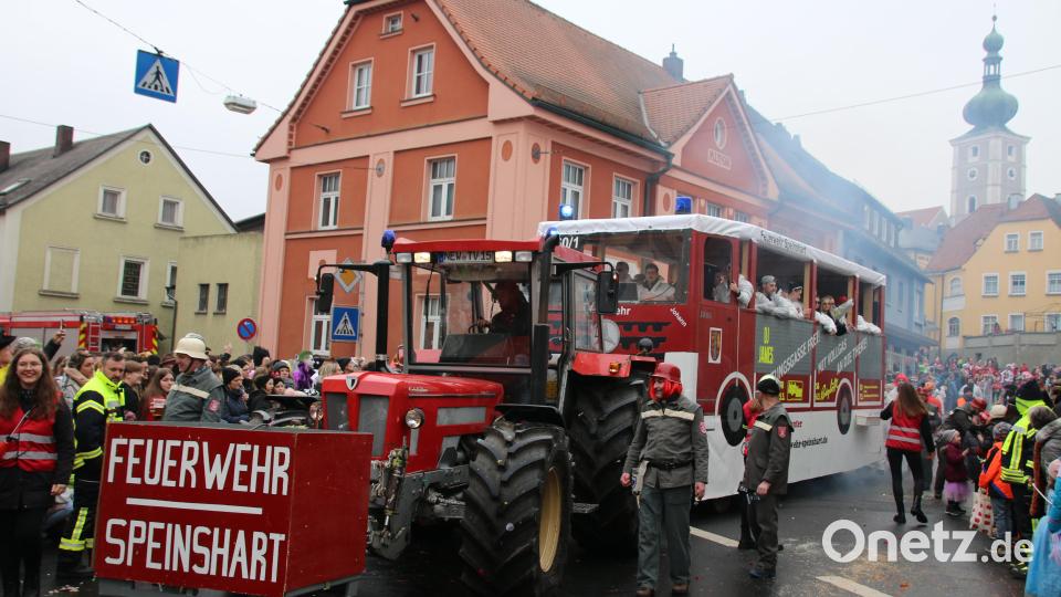 Die Feuerwehr Speinshart sorgte sich um die Rettungsgasse direkt zur Bar. Bild: sne