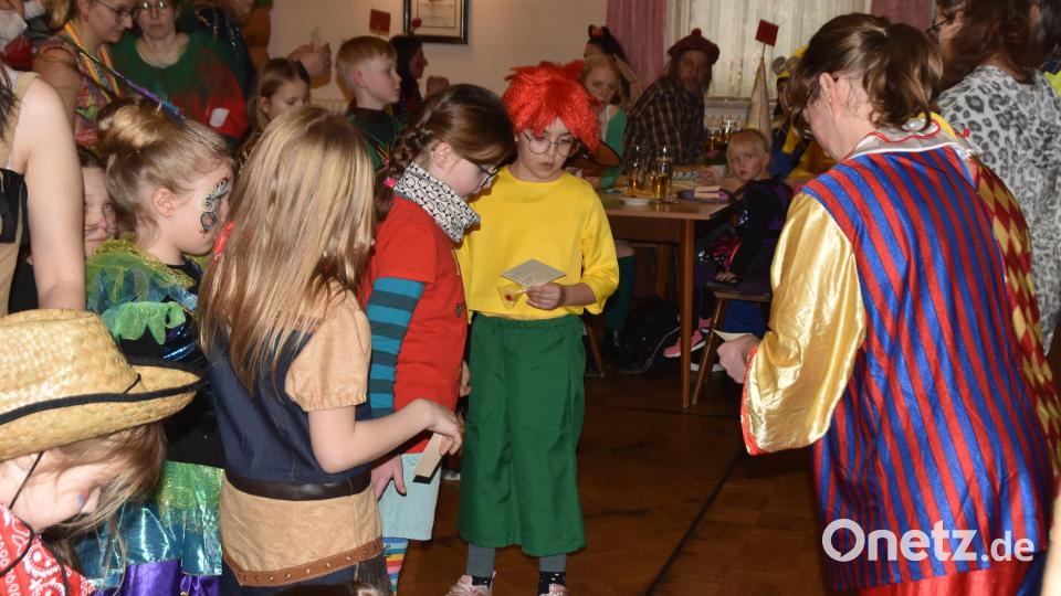 Würfeln und viele andere Spiele begeistern die Kleinen. Bild: hcz