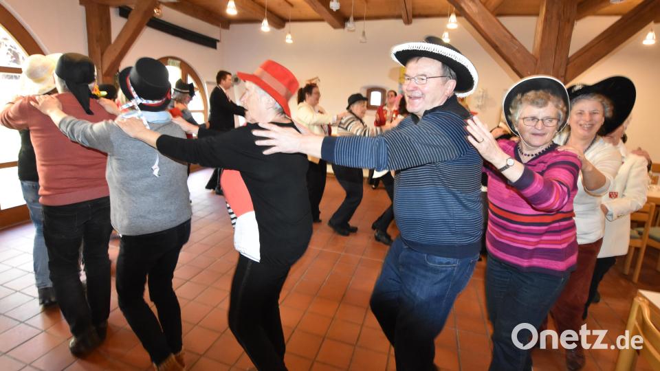 Gut gelaunte Senioren reihten sich in die Polonaise ein, die vom Prinzenpaar angeführt wurde. Bild: no