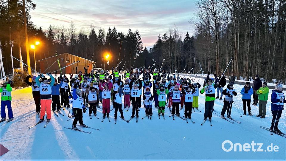 Über 60 Kinder haben sich zum Schnuppertag beim SC Monte Kaolino angemeldet. Auch nach über zwei Stunden hatten die Schnupperer noch genügend Energie, um fürs Erinnerungsfoto kräftig zu jubeln. Bild: chl