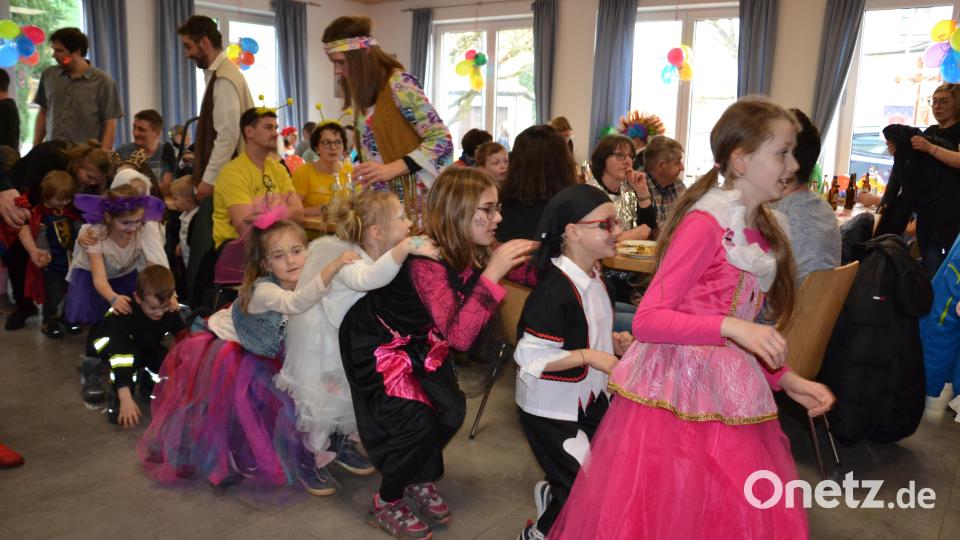 Polonaise mal anders: In Hocke marschieren beim Kinderfasching im Pfarrheim. Bild: gi