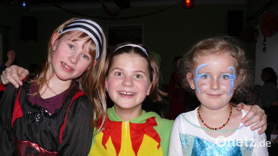 Fröhlich und unbekümmert feiern die Kinder Fasching in Unterauerbach. Bild: ga