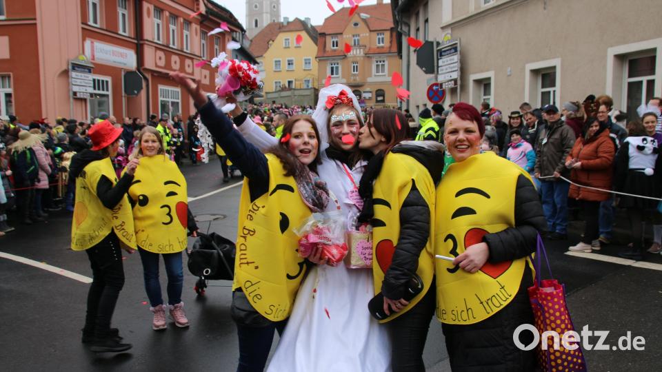 Diese Braut feierte auf dem Faschingszug in Pressath ihren Junggesellinnen-Abschied. Bild: sne