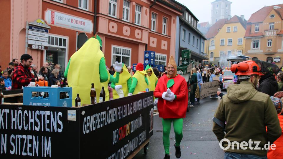 Der Burschenverein erinnerte an die Entscheidung zur Errichtung von Obstbäumen mit ihren Kostümen und Sprüchen. Bild: sne
