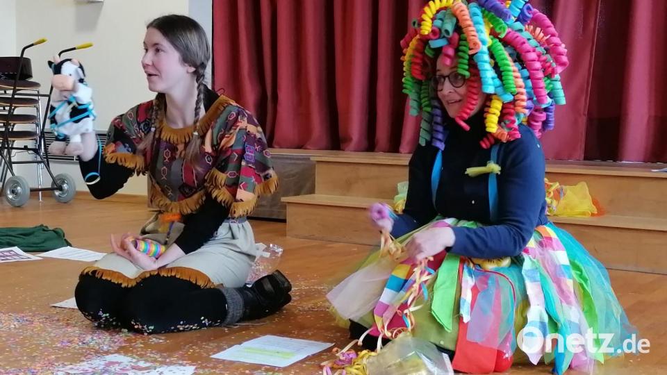 Das Maskottchen &quot;Flecki&quot; (ganz links) feierte mit den Familien eine kleine Familien-Andacht zum Thema Freude und Gemeinschaft. Bild: mez