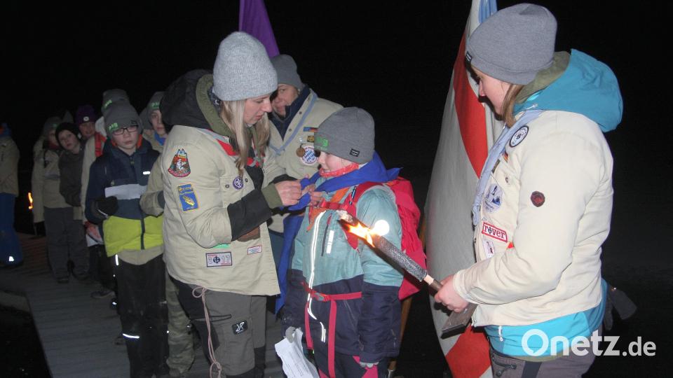 Die Stammesvorsitzenden Julia Artmann (links) und Leonie Landstorfer (rechts) leiteten die Versprechensfeier an den Waldseen bei Schönhaid). Bild: wro