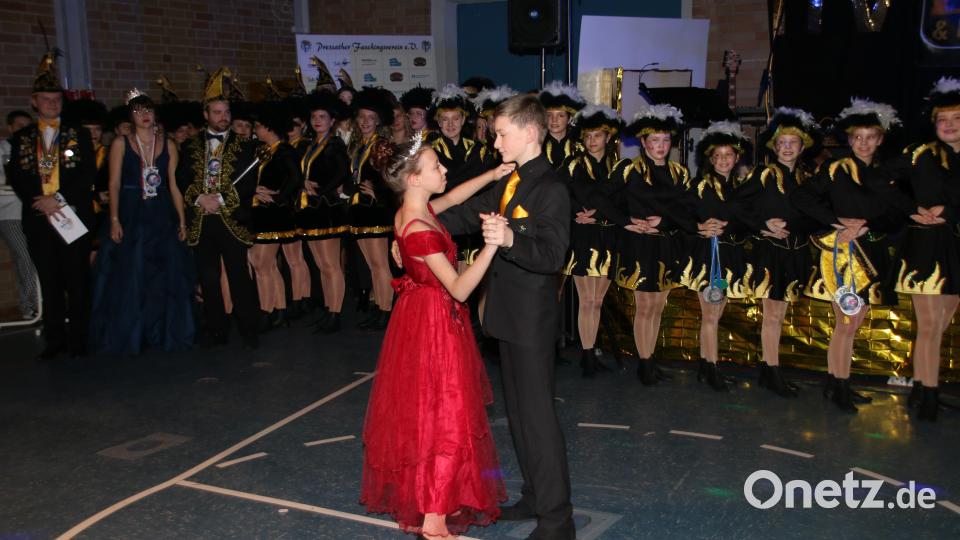 Dem Kinderprinzenpaar Fabienne I. und Jonas I. gehört der erste Tanz des Abends. Bild: sne