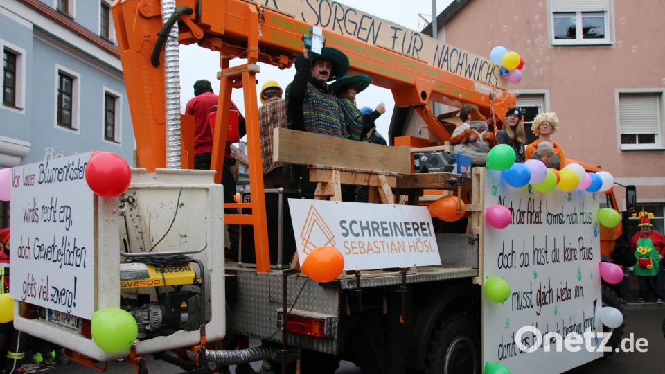 Ein Hoch auf das Handwerk - ein fleißiger Arbeiter pausiert nicht mal für den Faschingszug. Bild: sne