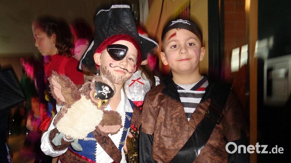 Die Piraten Ludwig und Luca haben beim Kinderfasching in Rieden ihren Spaß. Bild: gau